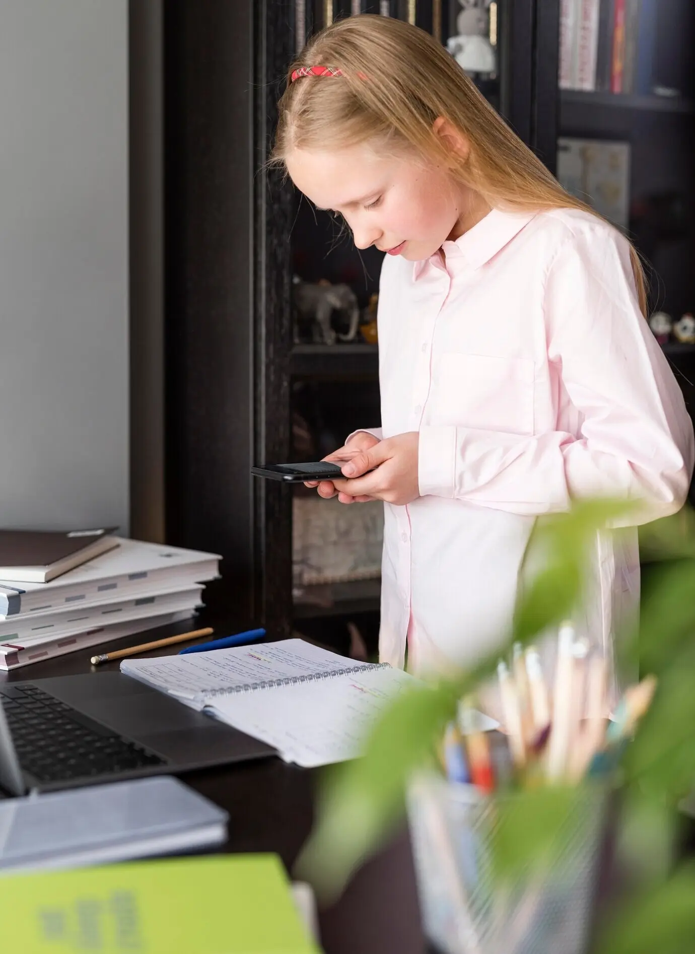Una chica fotografiando sus apuntes desde arriba.
