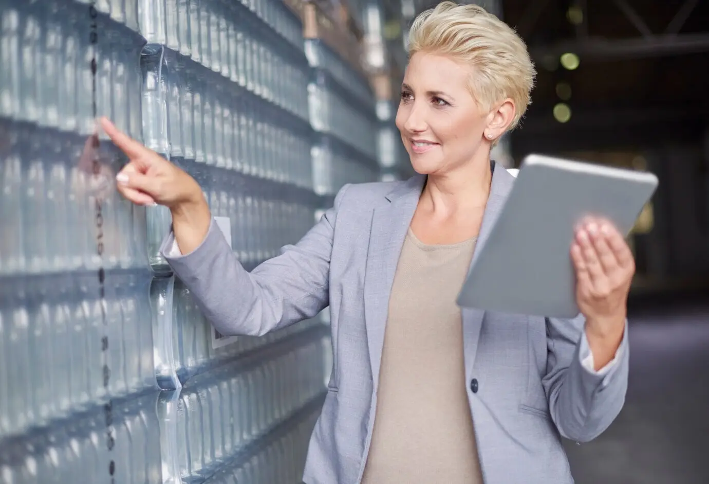 Mujer de negocios trabajando en un almacén
