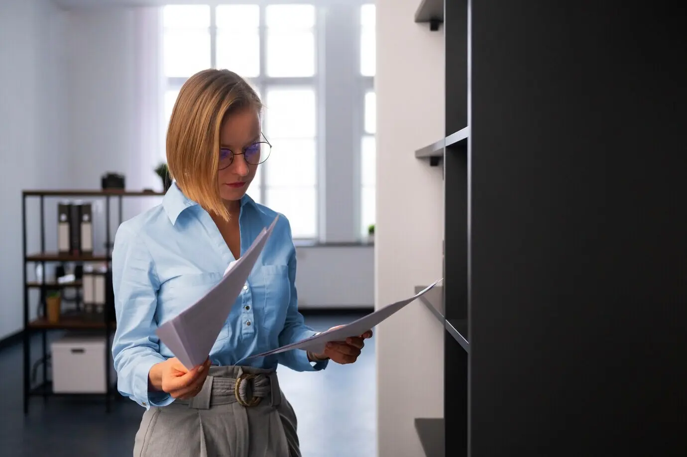Plano medio de un economista trabajando en interiores