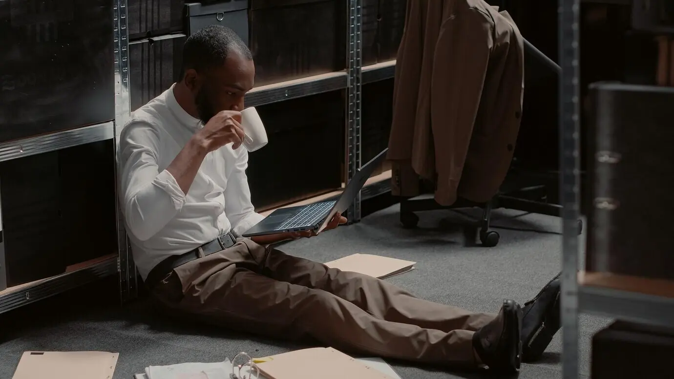 Un policía, sentado en el suelo, busca pistas.